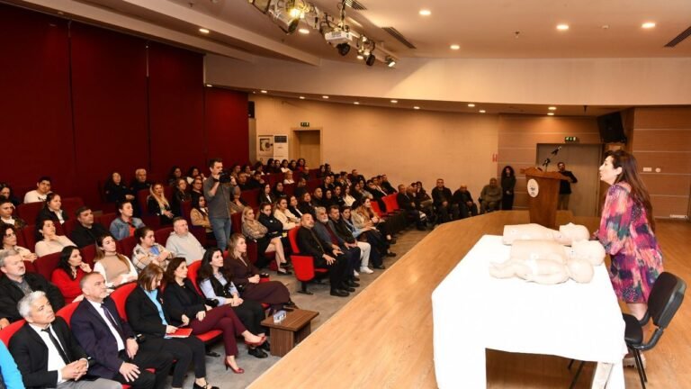 Çiğli'de Temel İlk Yardım Semineri: Katılımcılara uygulamalı eğitim