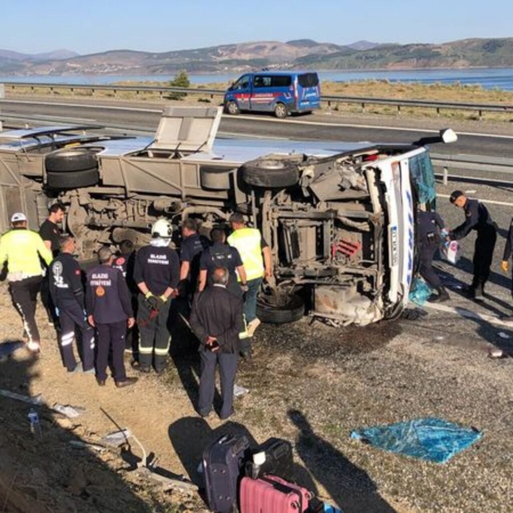 Elazığ'da midibüs devrildi! Çok sayıda yaralı var