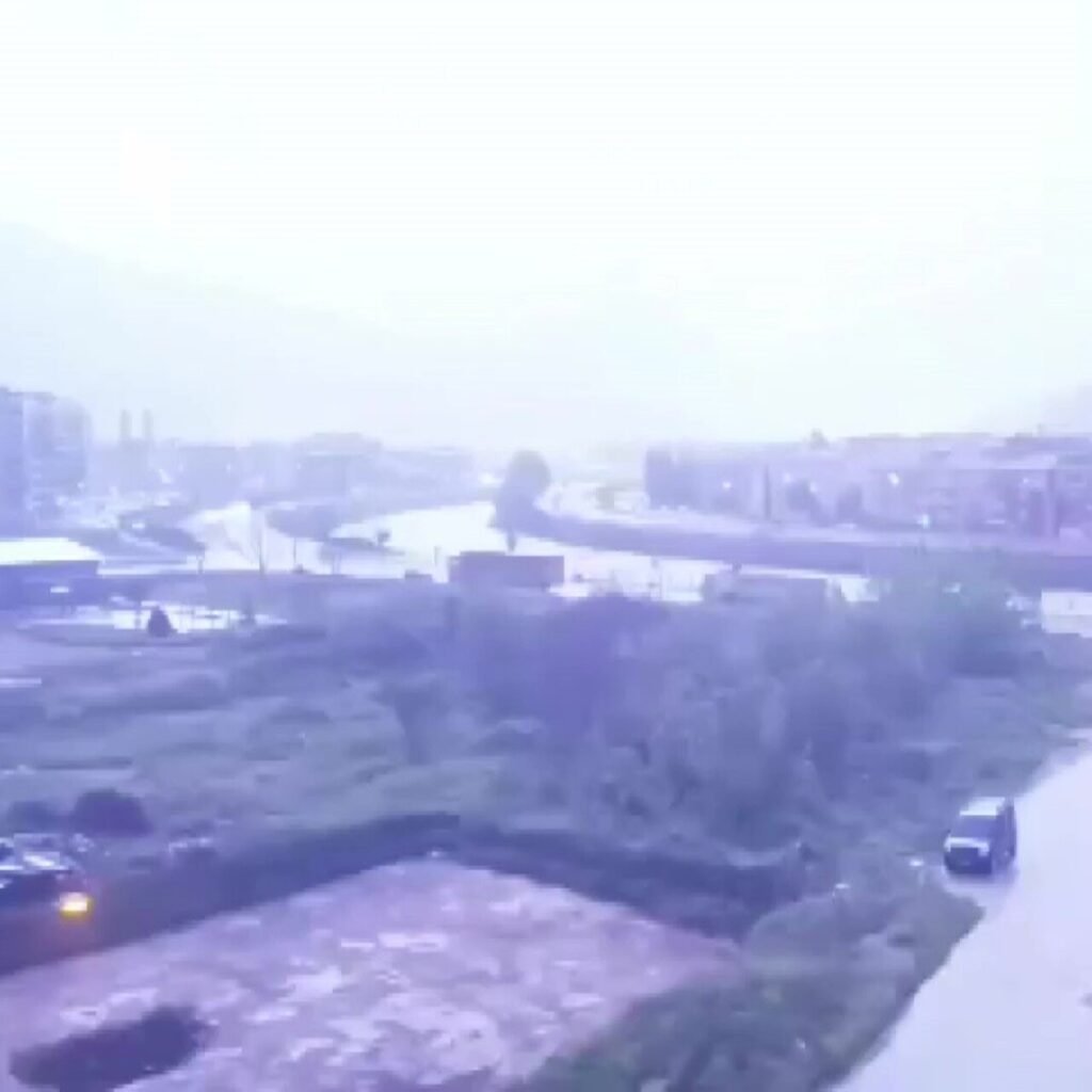 Eve yıldırım düştü! 1 kişi yaralandı!