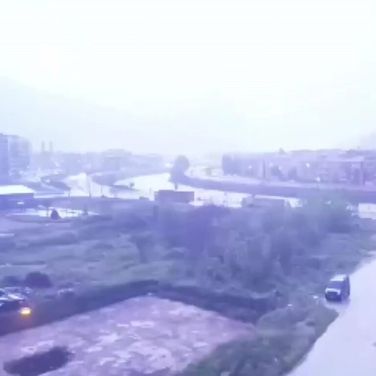 Eve yıldırım düştü! 1 kişi yaralandı!