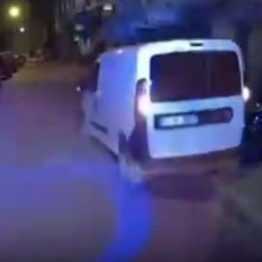 Hatalı park edilen araç, ambulansın geçişini engelledi