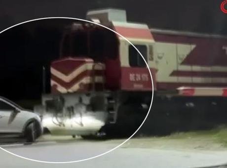 Hemzemin geçitte tren ile otomobil kafa kafaya çarpıştı