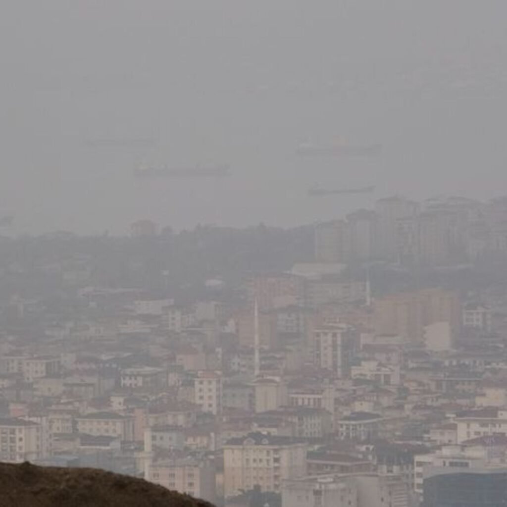 İstanbul'da sis yoğunluğu sürüyor
