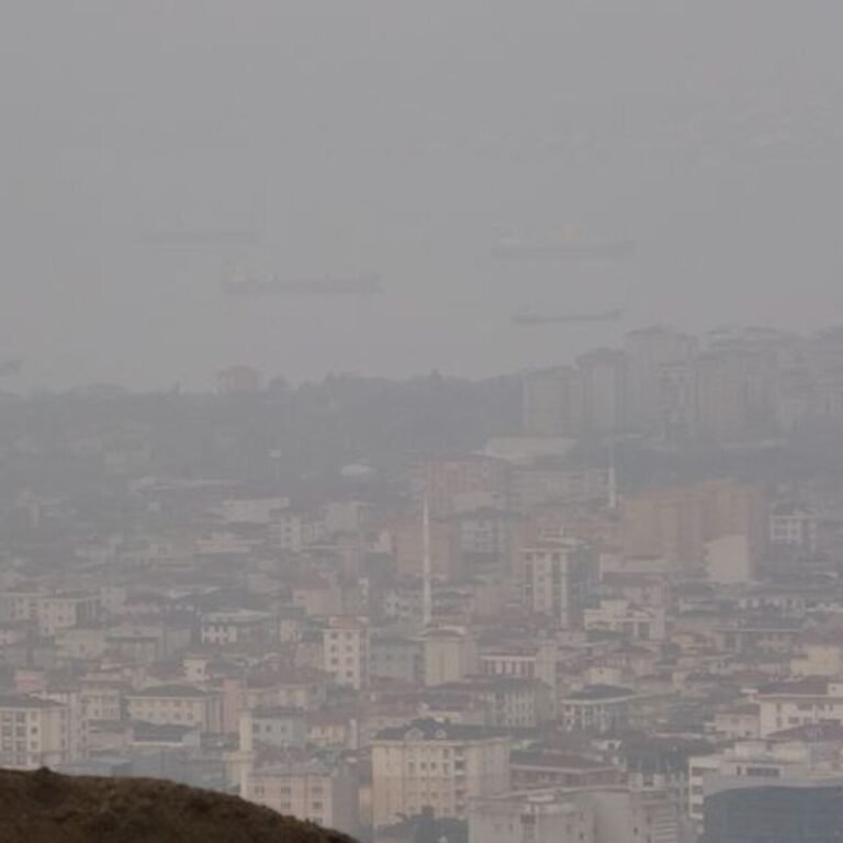 İstanbul'da sis yoğunluğu sürüyor