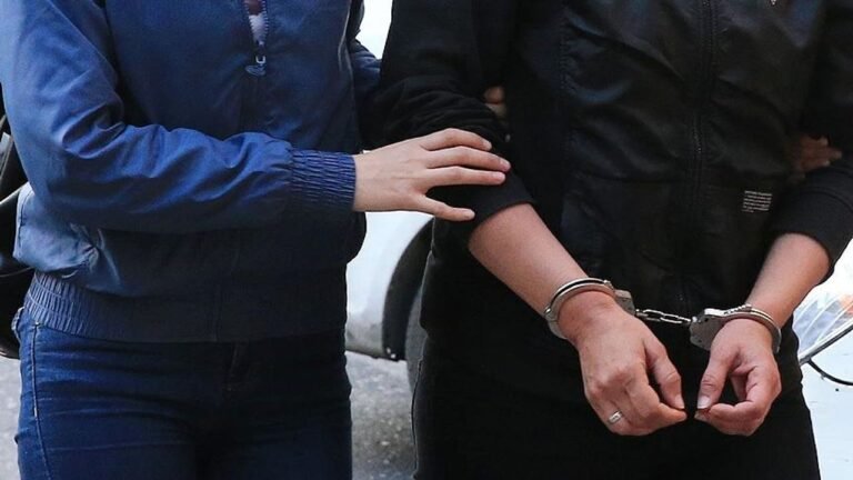 İzmir'de trafik kavgası: Tartıştığı kişiyi satırla darbetti
