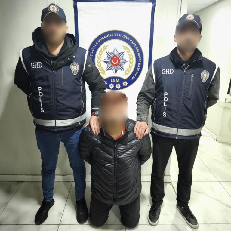 Kırmızı bültenle aranan göçmen kaçakçısı yakalandı