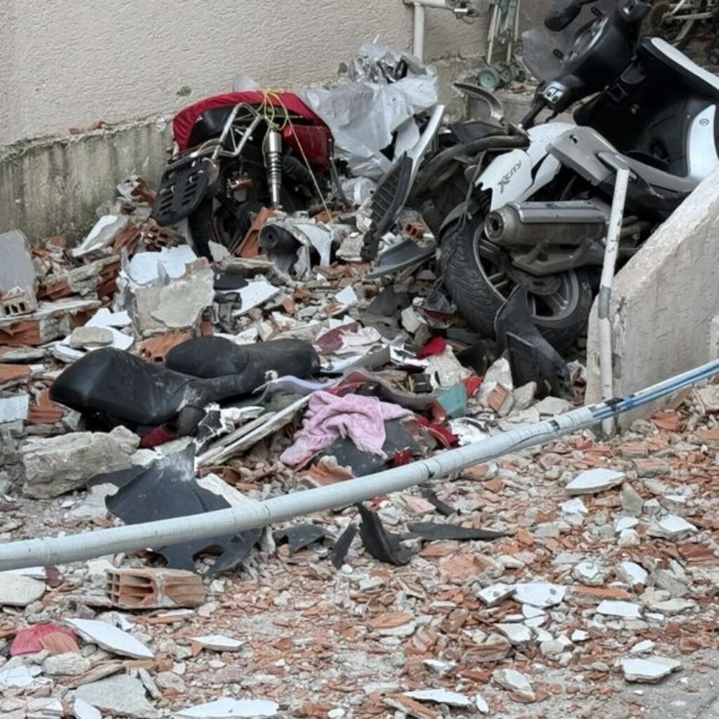 Kumburgaz’da bina duvarları böyle yıkıldı