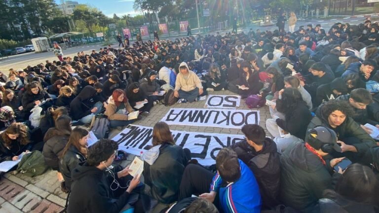 Öğretmenime Dokunma eylemi sürüyor: İzmir Atatürk Lisesi öğrencilerine velilerden tam destek
