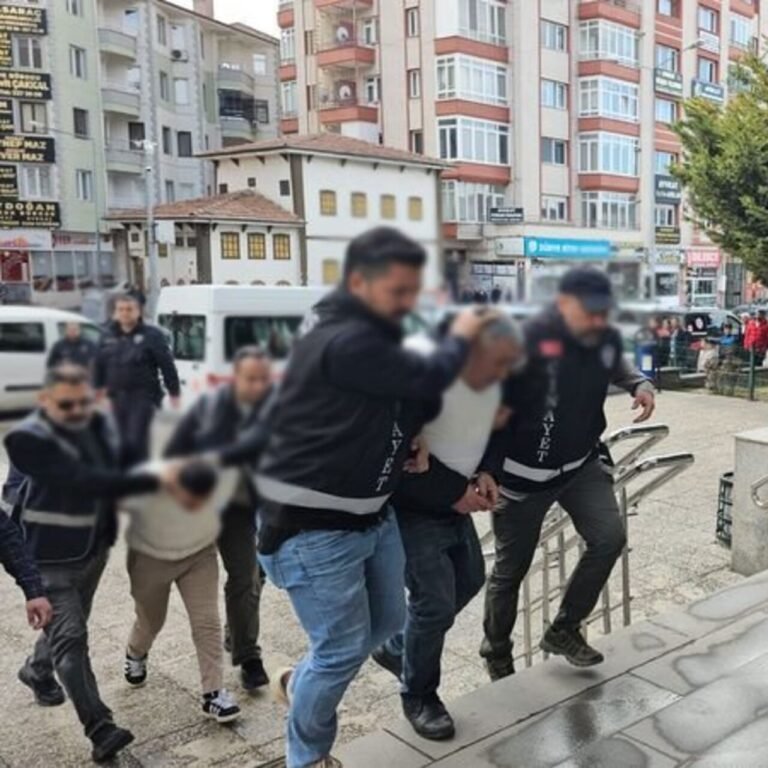 Restoranda bıçaklı kavga: 1 ölü, 3 yaralı