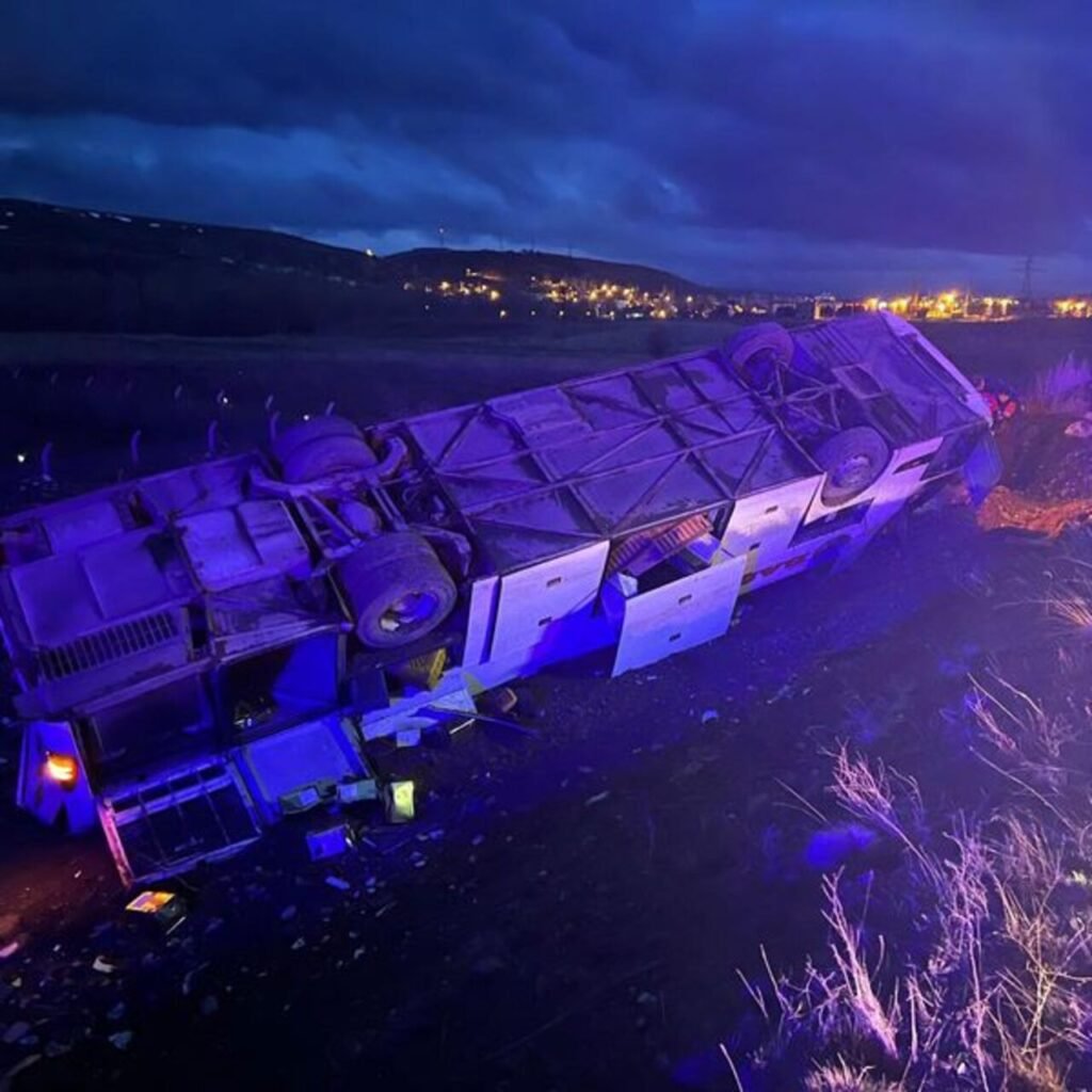 Sivas'ta yolcu otobüsü devrildi: 2 ölü, 18 yaralı