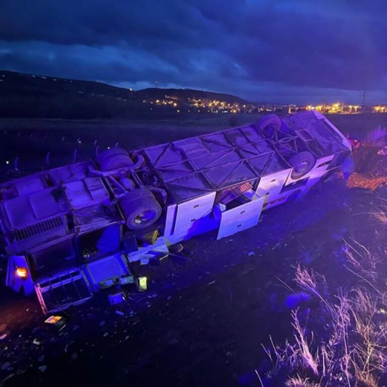Sivas'ta yolcu otobüsü devrildi: 2 ölü, 18 yaralı