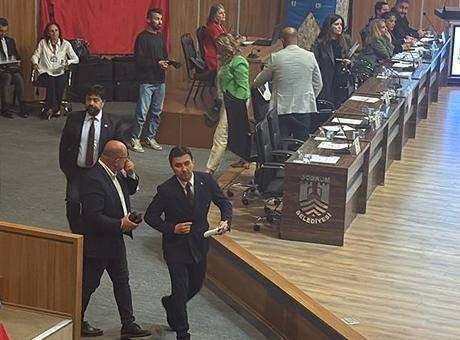 Bodrum'da olağan meclis toplantısında kendilerine söz verilmeyen AK Partililer salonu terk etti