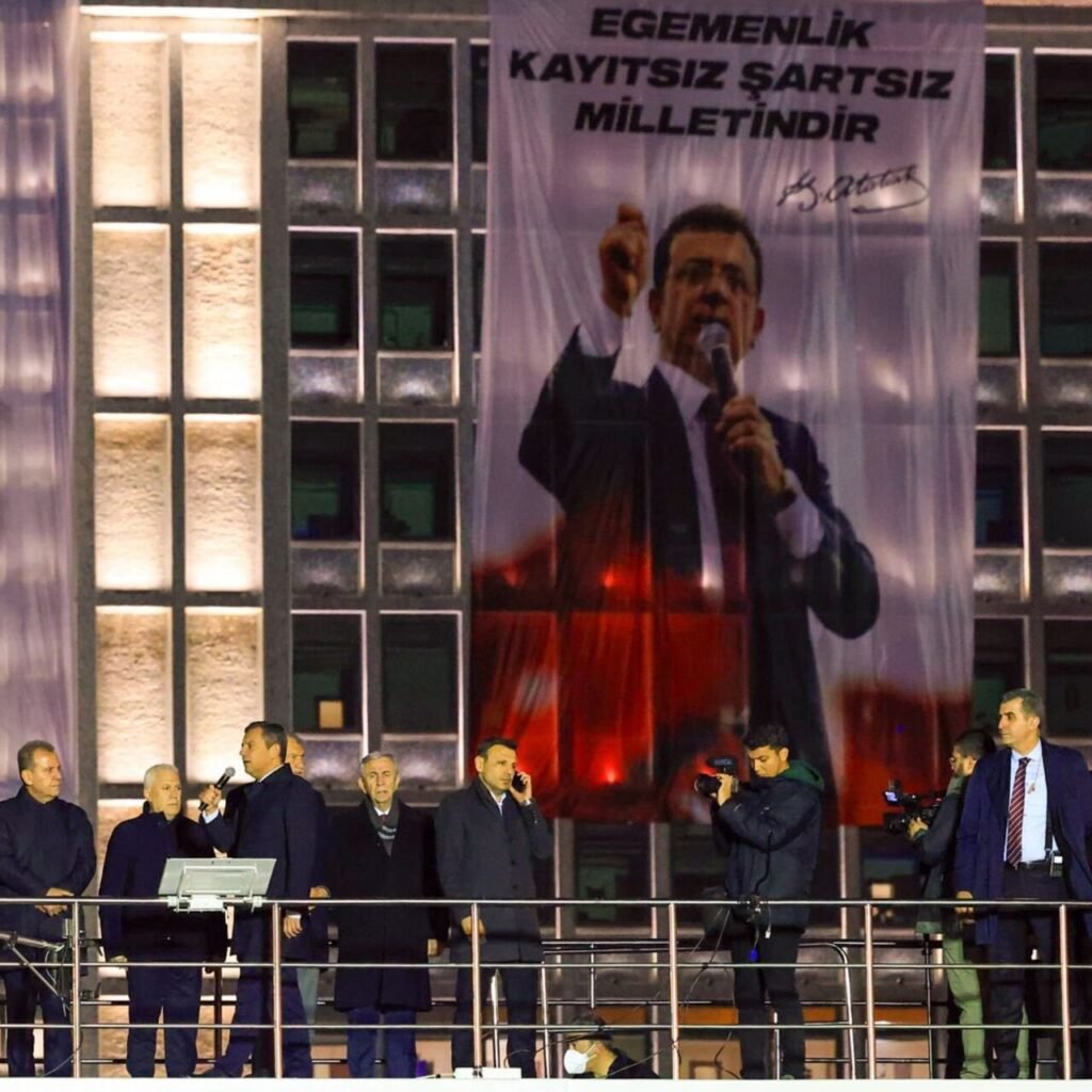 CHP'nin tutuklu belediye başkanı afişlerine soruşturma