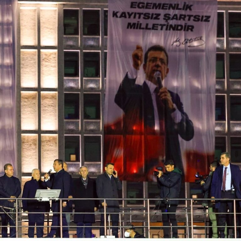 CHP'nin tutuklu belediye başkanı afişlerine soruşturma