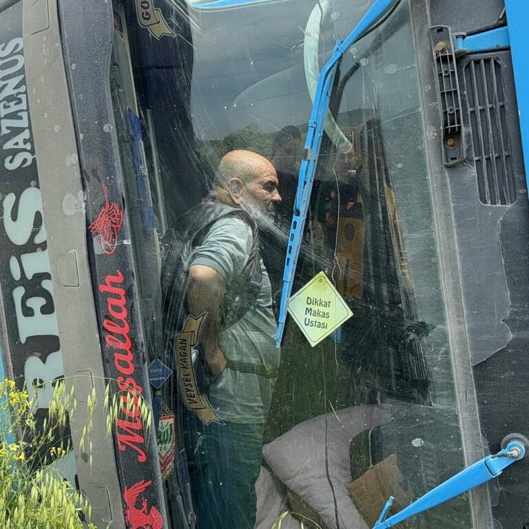 Devrilen kamyonda kurtarılmayı bekledi