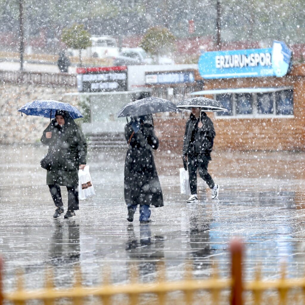 Erzurum'da mayıs ortasında kar yağdı!