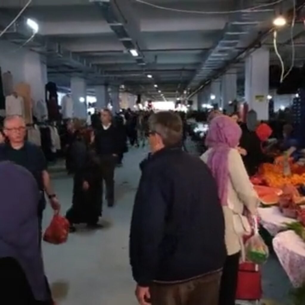 Esenyurt'ta kapalı pazar yeri açıldı