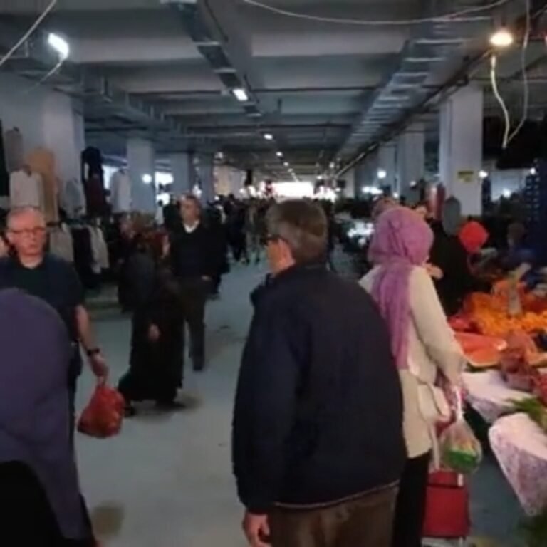 Esenyurt'ta kapalı pazar yeri açıldı
