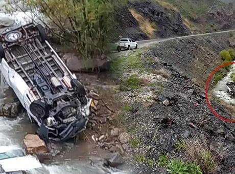Hakkari'de işçileri taşıyan minibüs dereye devrildi! 2 ölü, 3 yaralı