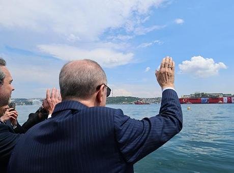 İstanbul Boğazı'nda tarihi an! Erdoğan, 'Osman Gazi'yi Karadeniz'e uğurladı