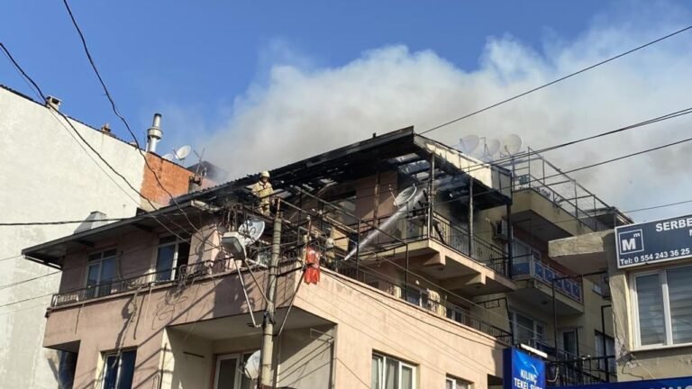 İzmir Karabağlar'da sabah saatlerinde apartman yangını!