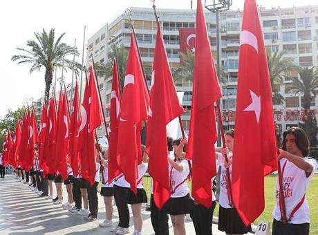 İzmir'de 19 Mayıs coşkuyla kutlandı