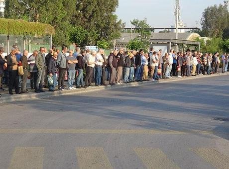 İzmir’de 23 bin işçi greve çıktı! Otobüs duraklarında metrelerce kuyruk oluştu