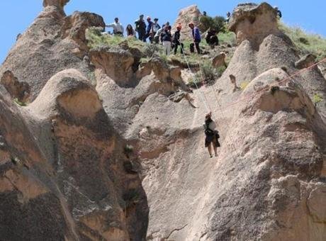 Kapadokya'da panik anları! Turistler kayalıklara indirildi