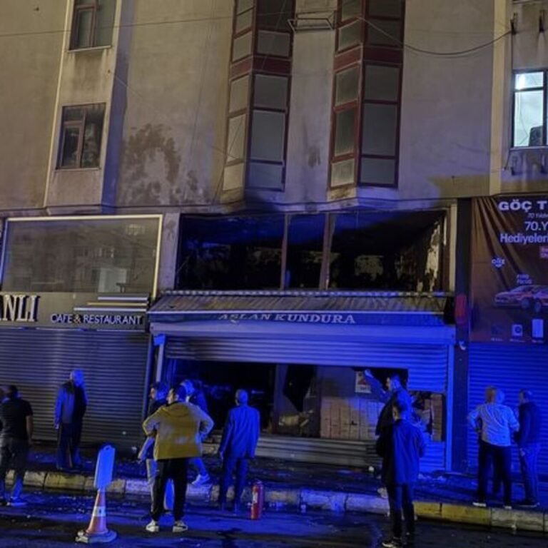 Küçükçekmece'de ayakkabı dükkanında yangın