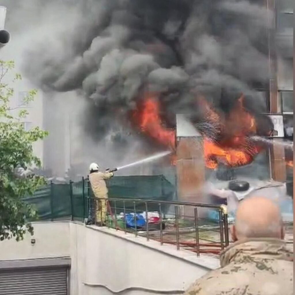 Pendik'te iş yerinde yangın!