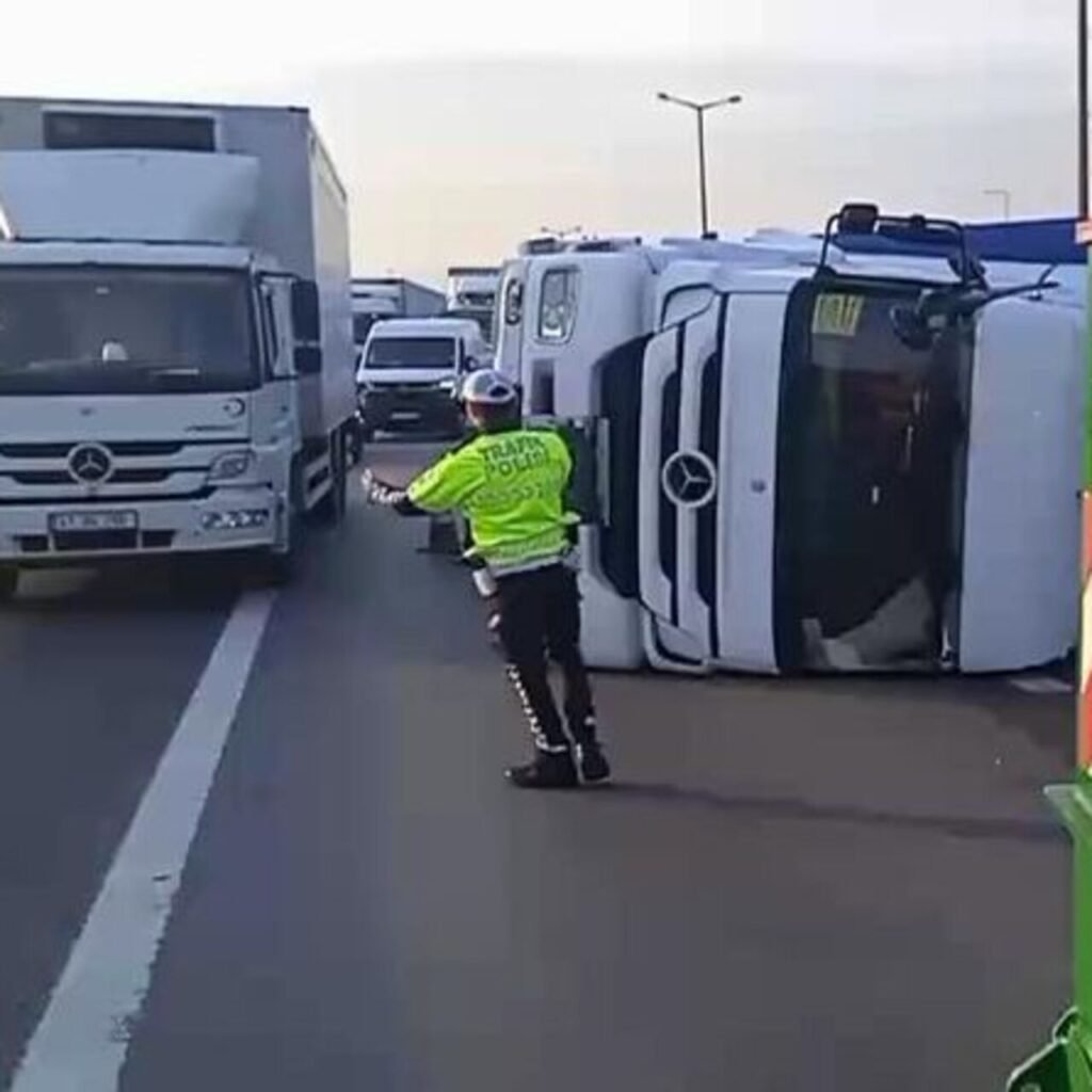 TEM'de TIR devrildi! İstanbul yönünde yoğunluk!