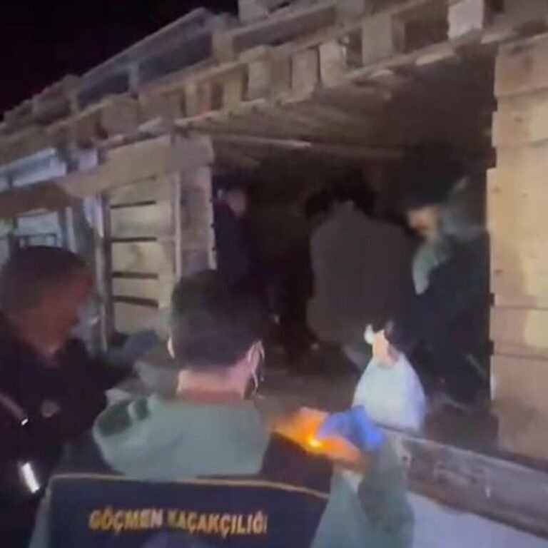 TIR'ın dorsesinden 42 kaçak göçmen çıktı