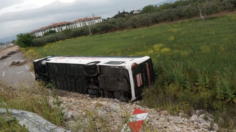 Yolcu otobüsü devrildi: 16 yaralı