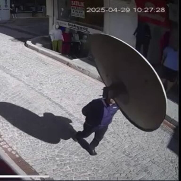 Yolda yürürken üzerine çanak anten düştü!