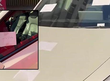 Yolu kapattı, tepki çekti: Esnaftan lüks araca 3 dilde 'Ben eşeğim” notu