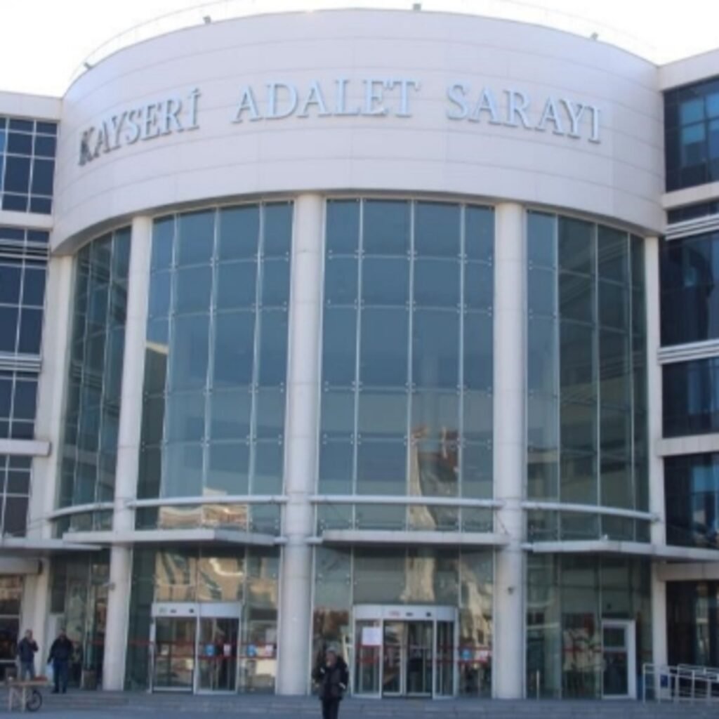 Adliyeye silahla girmek istedi