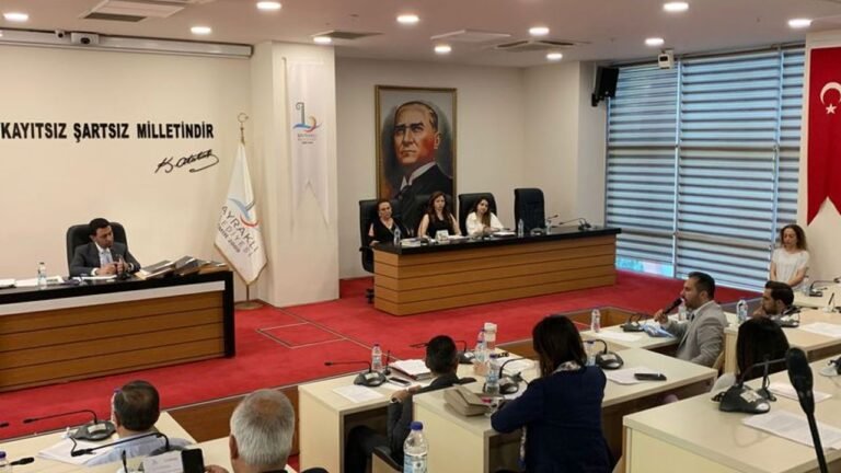 Bayraklı’da gergin ve kalabalık meclis: Size mi soracağım?