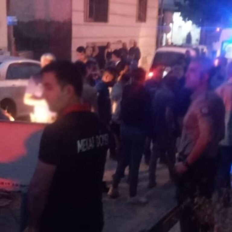 Bıçak ve satırlı kavga! 1 ölü, 2'si polis 6 yaralı