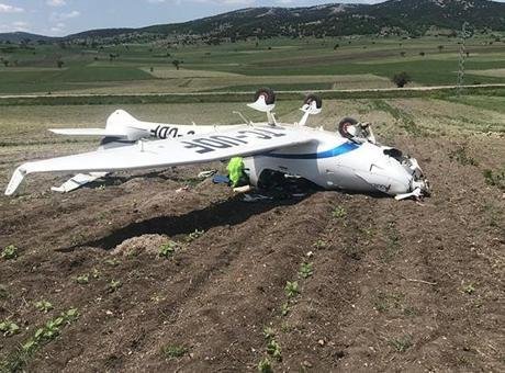 Bilecik'te eğitim uçağı zorunlu iniş yaptı! Kazada pilot yaralandı
