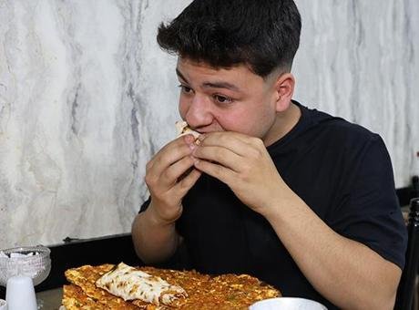 Bir oturuşta yediği yemek şoke ediyor: Midemin garipliği var