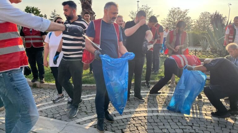 CHP İzmir'de temizlik hamlesi: Aslanoğlu çöp topladı