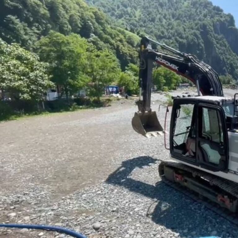 Hopa sahilindeki kaçak yapılar yıkılıyor