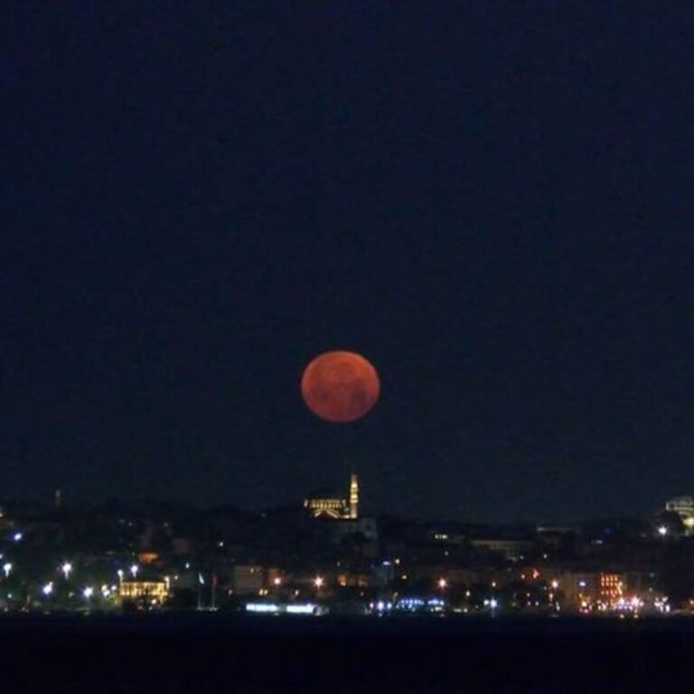 İstanbul'da 'Çilek Dolunayı'