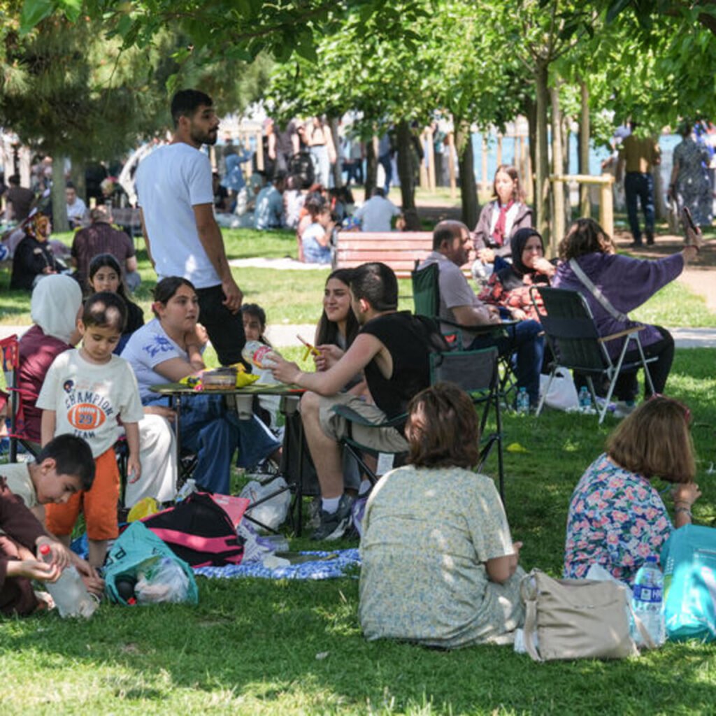 İstanbul'da sahil ve parklara akın
