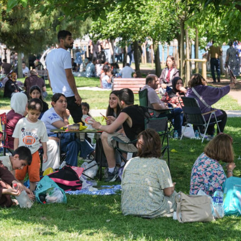 İstanbul'da sahil ve parklara akın