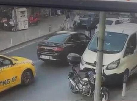 Kağıthane'de feci kaza! Fren yerine gaza bastı: 4 araca çarptı