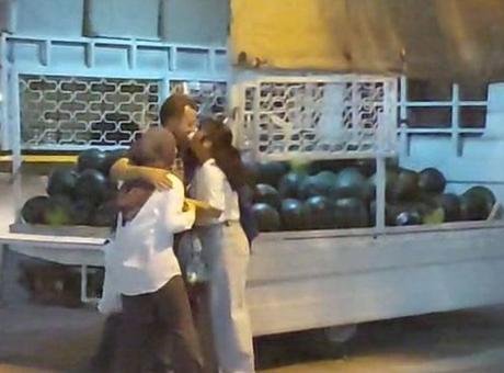 Karpuz tezgahındaki 'Babalar Günü' sürprizi gündem oldu! 'Zaten küçük birkaç hediye almıştık'