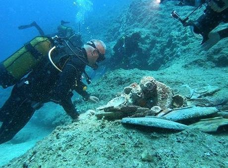 Kültür Bakanı Mehmet Nuri Ersoy, Antalya'daki seramik batığına dalış yaptı