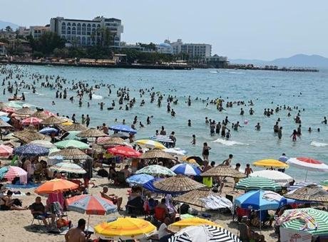 Kuşadası'nda bayram yoğunluğu! Plajlar doldu taştı