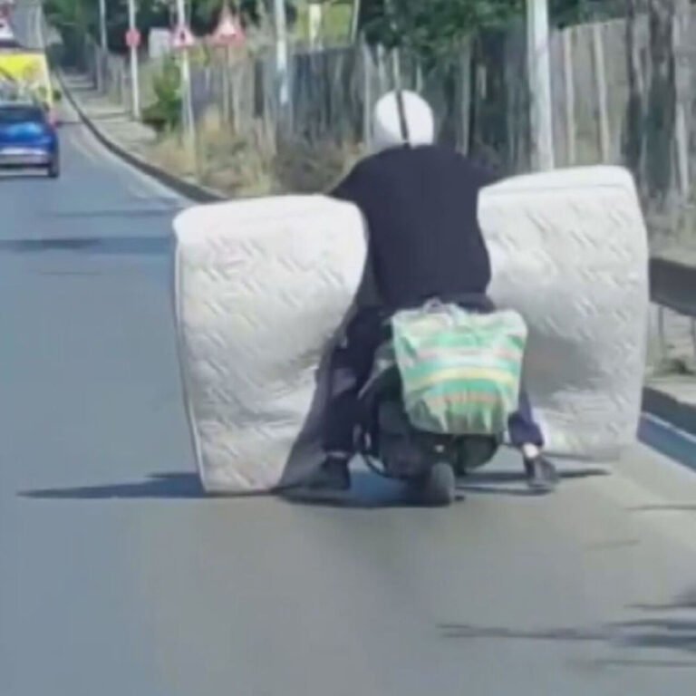 Motosikletle yatak taşıdı